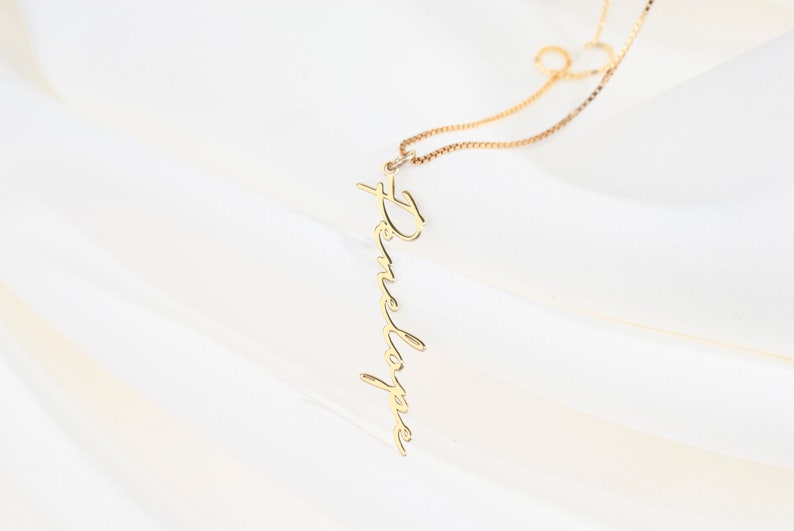 Personalized Vertical Name Necklace – Minimalist Handwriting Style Jewelry