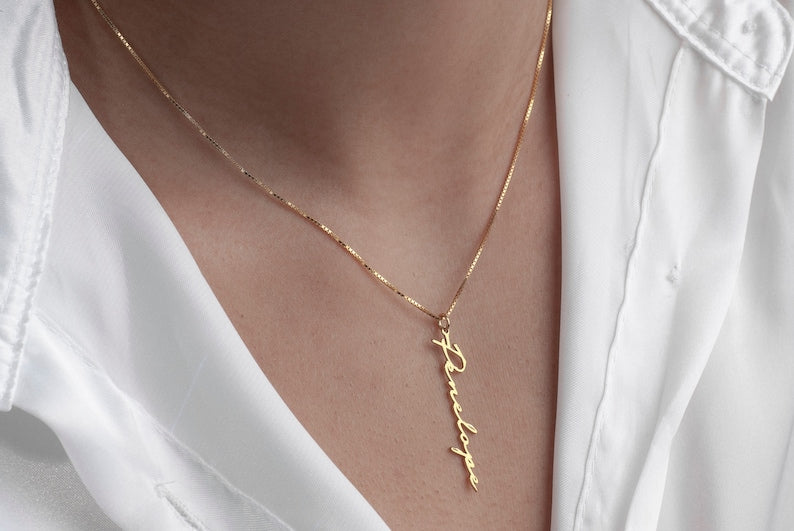 Personalized Vertical Name Necklace – Minimalist Handwriting Style Jewelry