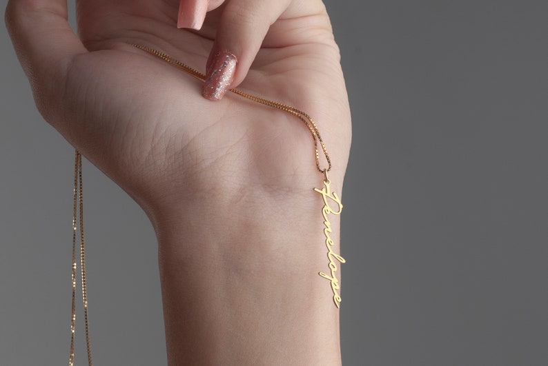 Personalized Vertical Name Necklace – Minimalist Handwriting Style Jewelry